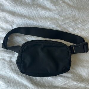 Lululemon belt bag in black